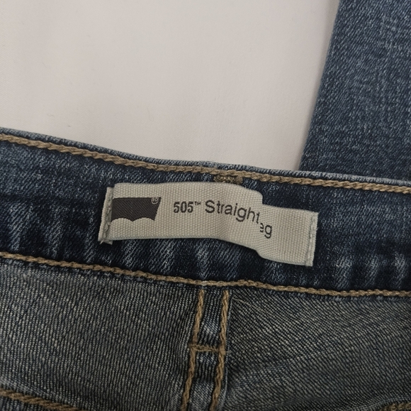 Levis 505 Straight Leg Medium Wash Mid Rise Jeans! - Picture 4 of 7